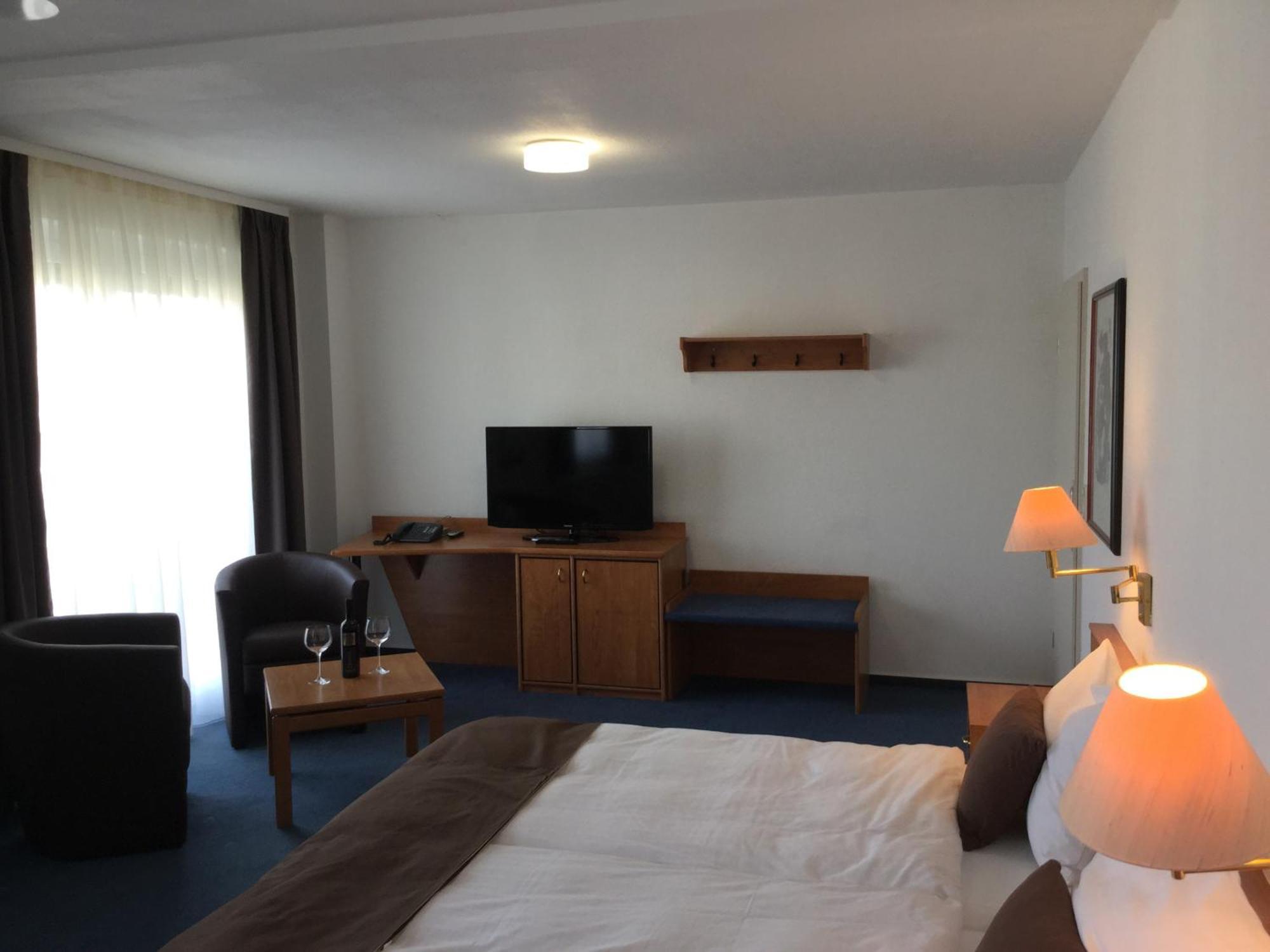 Sunibel Inn Reinheim ภายนอก รูปภาพ